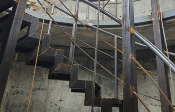 Uzinarea și montarea scării metalice pentru clopotnița